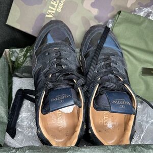 Valentino sneaker 80% like new. Navy color